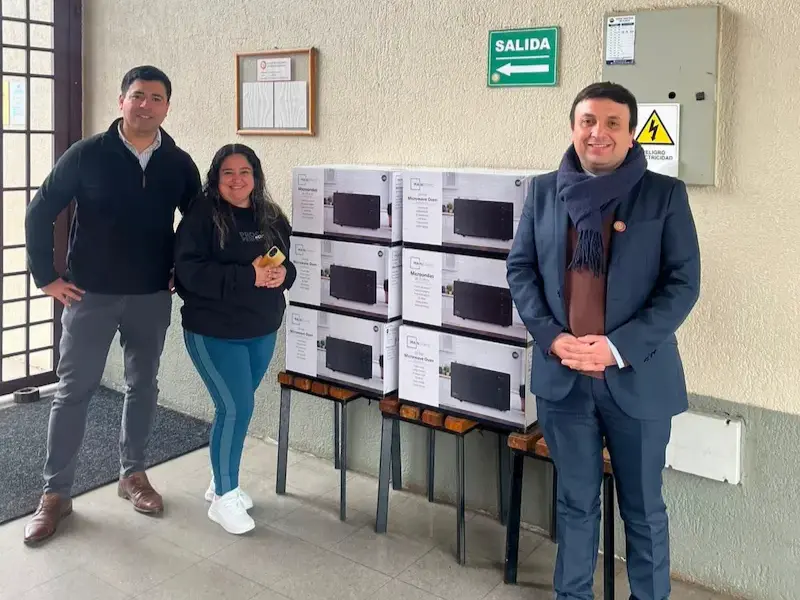 Importante Entrega de Microondas para nuestros estudiantes.